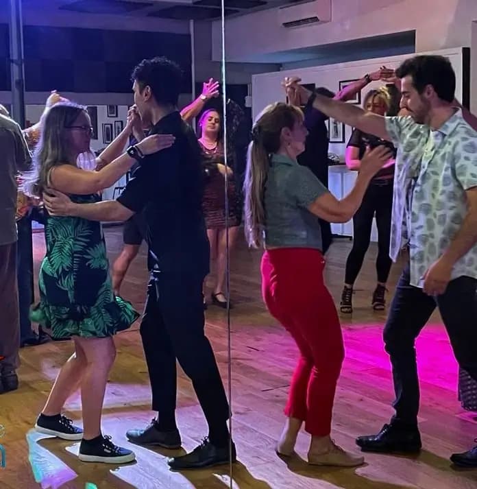 Couple's Beginner Salsa Dancing Class thumbnail